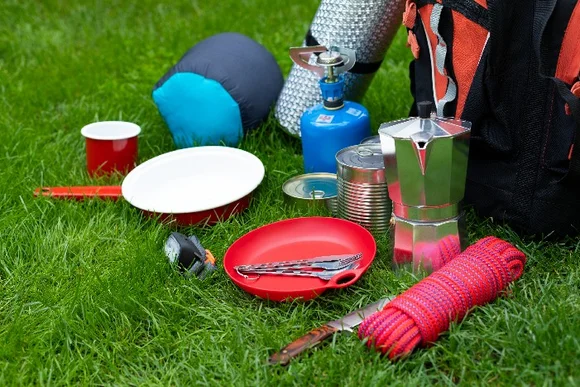 Campingausrüstung auf grünem Rasen